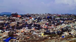 Tumpukan sampah yang mulai menggunung di TPA Supit Urang Kota Malang