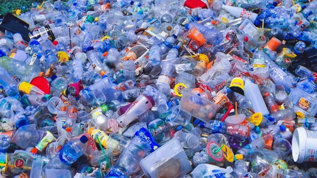 Tumpukan sampah botol plastik bekas minuman sekali pakai di TPA Supit Urang Kota Malang