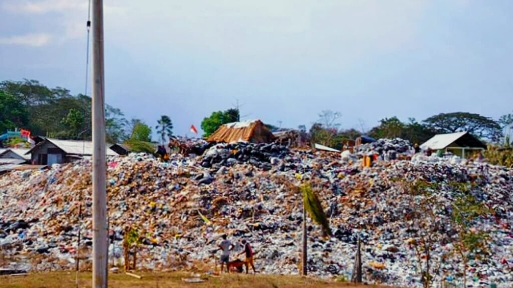 Gunungan sampah di TPA Lowokdoro Malang sebelum penutupan operasional