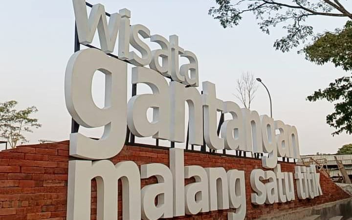 Tampak tulisan besar Wisata Gantangan Malang Satu Titik di lokasi lama TPA Lowokdoro