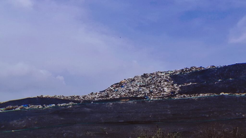 Gunungan sampah yang meninggi di TPA Supit Urang Kota Malang