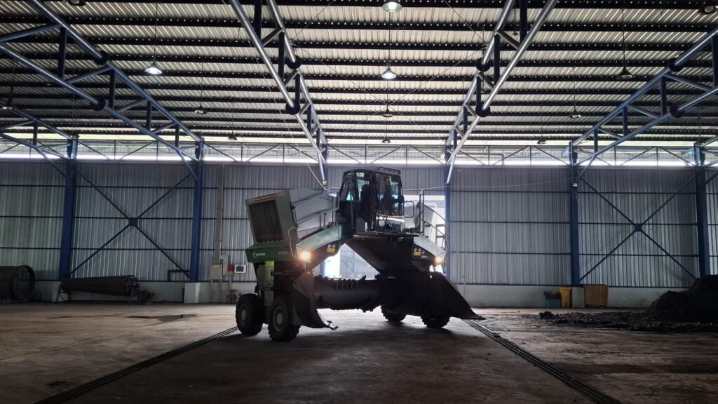 Windrow Turner Backrush di TPA Supit Urang beroperasi sebagai mesin pengaduk kompos canggih, membantu mempercepat pengolahan sampah organik di Kota Malang. 