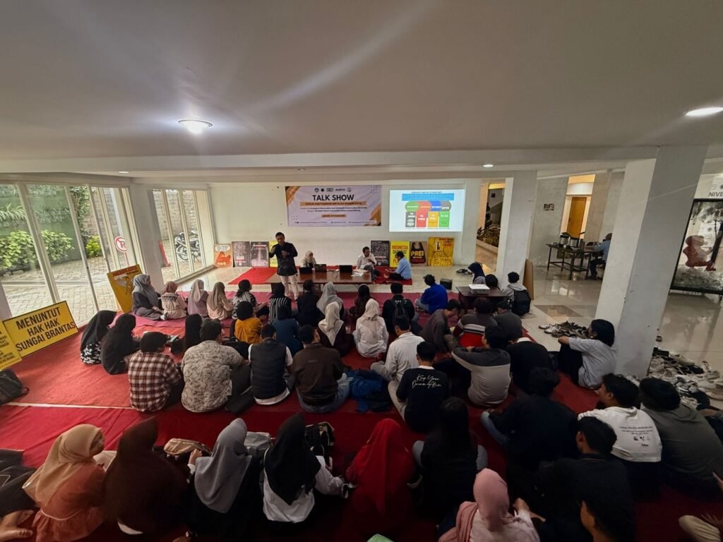 kegiatan talkshow ECOTON untuk menunjukkan penyuluhan tentang krisis mikroplastik di Malang