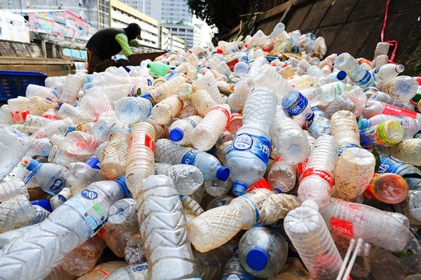 tumpukan sampah botol plastik
