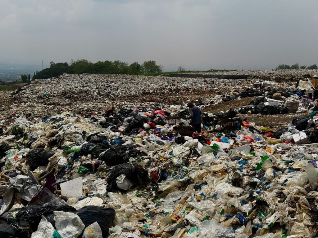 Tumpukan sampah plastik dan domestik di TPA Supit Urang, Kota Malang, sebelum penerapan sistem sanitary landfill.