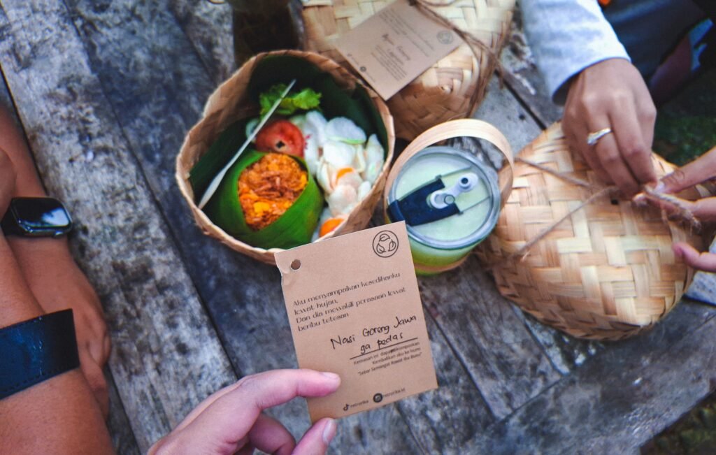 Proses pemilahan limbah makanan di dapur Retrorika sebagai langkah awal pengelolaan limbah makanan