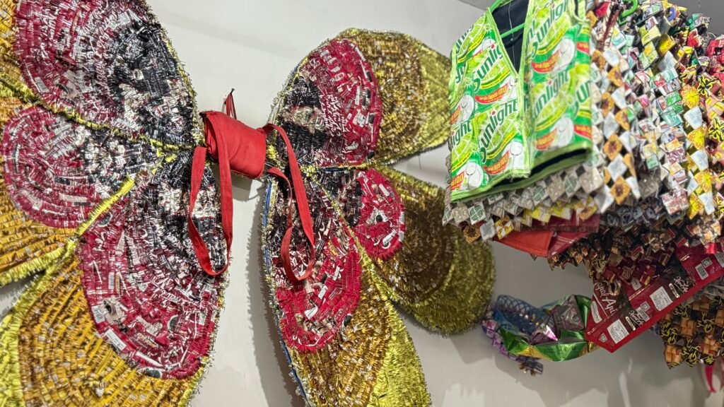 Deretan karya daur ulang terpajang di Galeri M212, menampilkan kreativitas warga dalam mengolah limbah kemasan menjadi desain yang menarik.