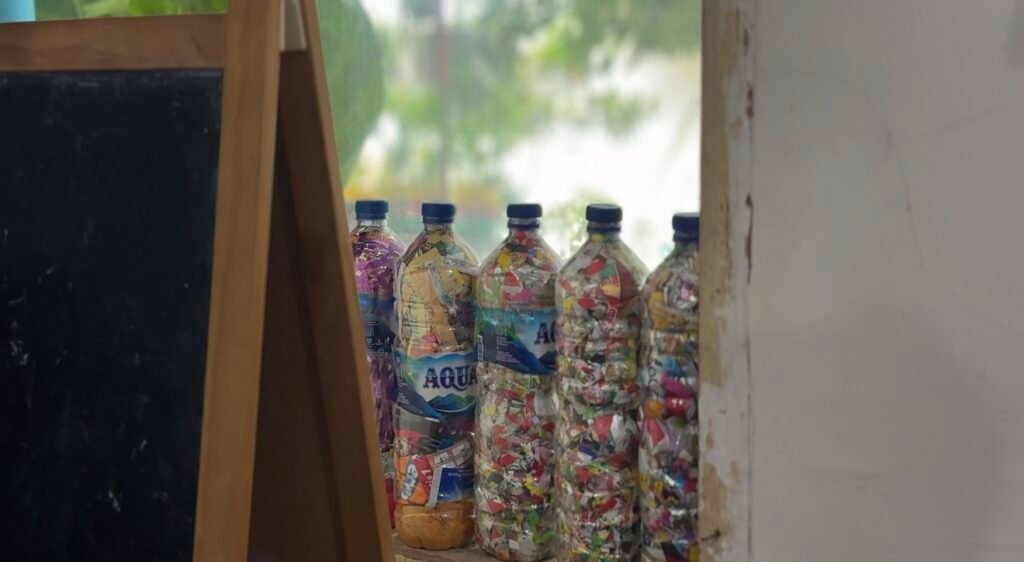 Anak-anak membawa dan menyetor kemasan plastik ke Galeri Daur Ulang M212 dalam kegiatan Jumat Bersih TPQ Qurrota A’yun