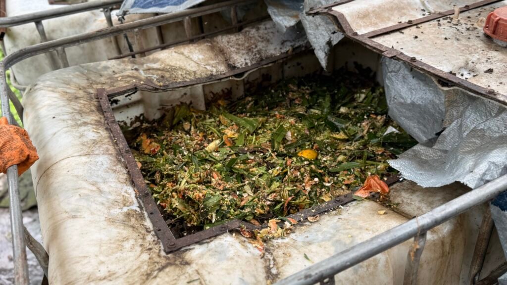 proses kompos dari sisa makanan di kafe retrorika 