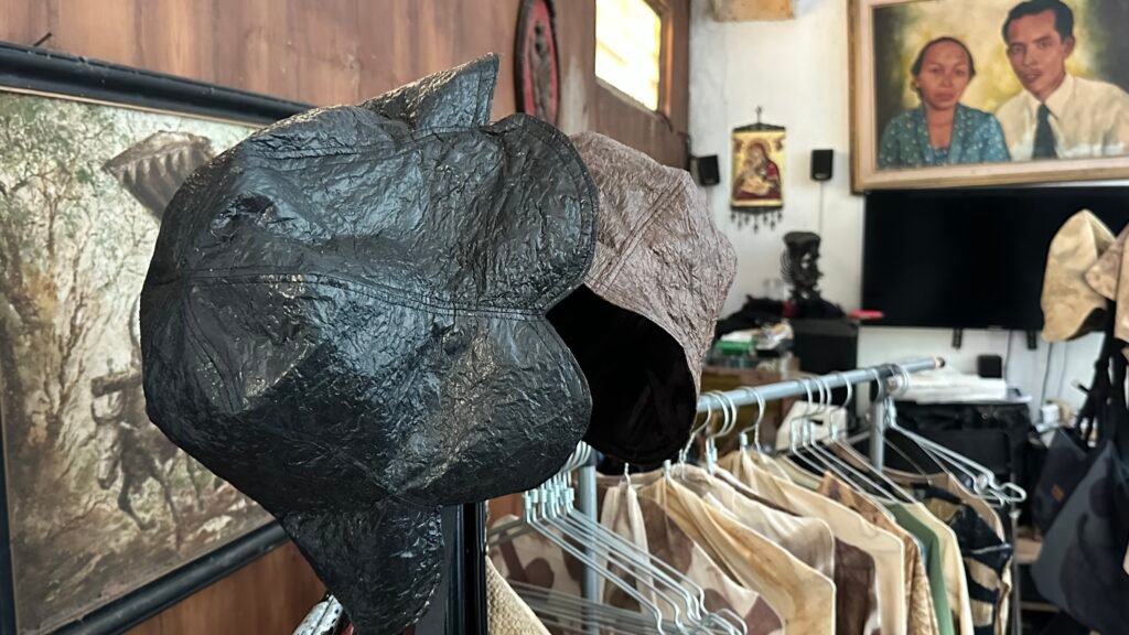 Proses upcycle kresek menjadi lembaran baru di studio Thrills4Life.