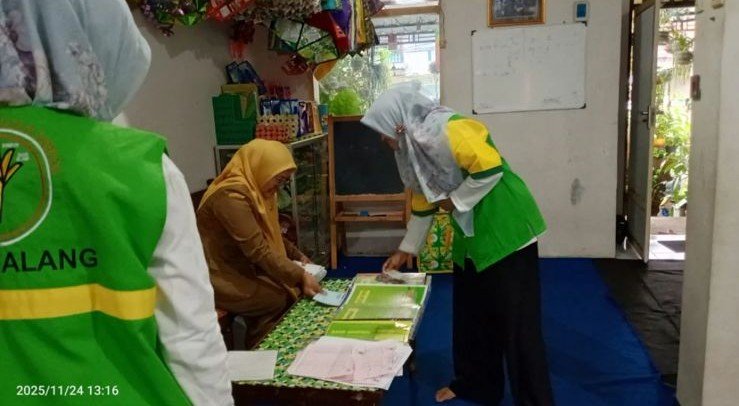 Proses pemeriksaan dokumen dan pembukuan bank sampah oleh DLH Kota Malang saat penilaian Verlab Adipura di Galeri Daur Ulang M212.