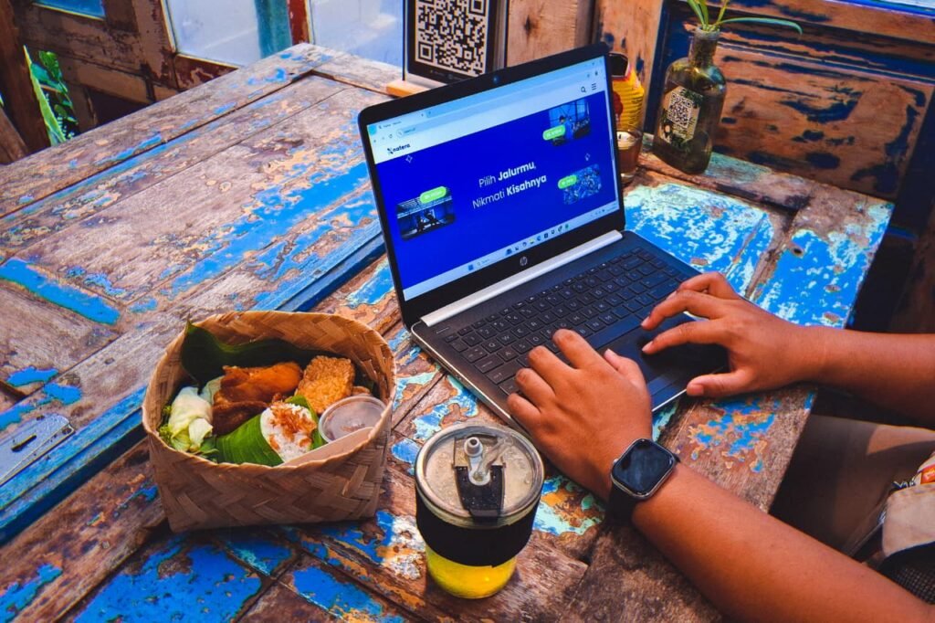 Mengerjakan tugas sambil menikmati hidangan di cafe