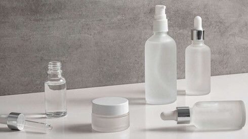 ilustrasi  botol skincare kosong
