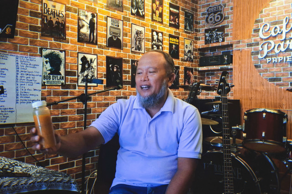 Hari Suprayitno pendiri Palim menunjukkan sampel salah satu jenis minyak jelantah