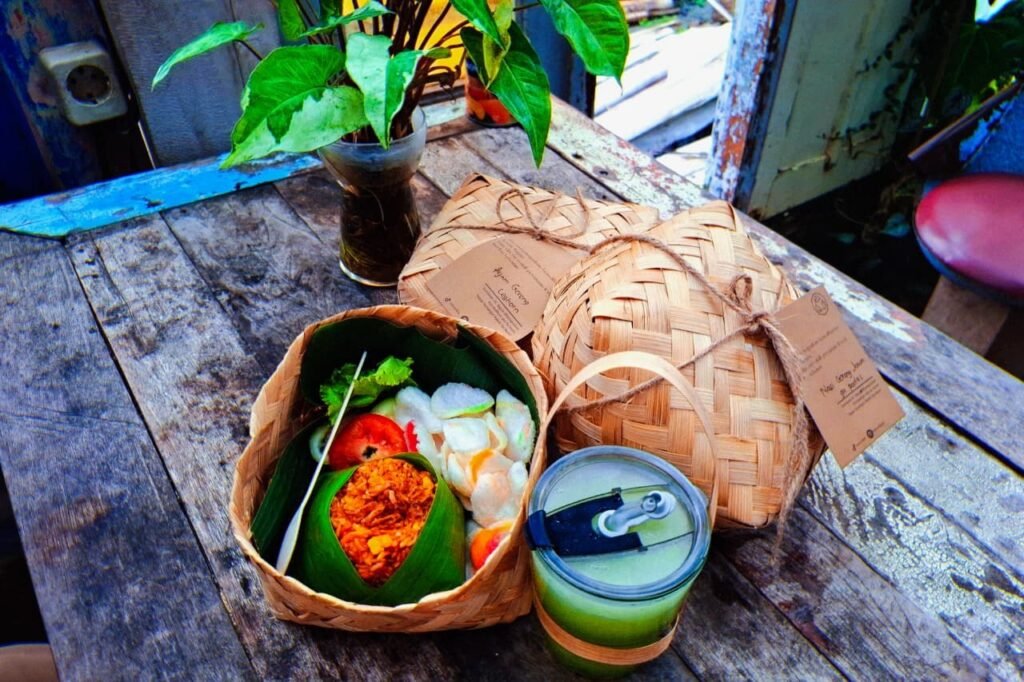 Menu Retrorika yang dikemas dengan besek dan botol kaca