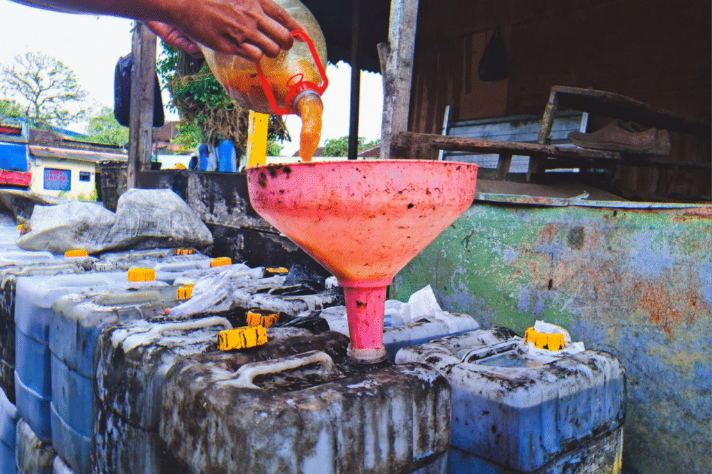 Minyak jelantah Palim yang dituangkan ke jeriken