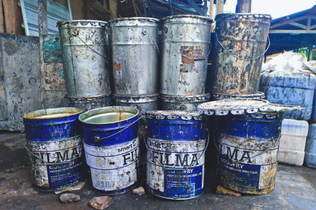 Ember-ember kaleng biru berjejer rapat