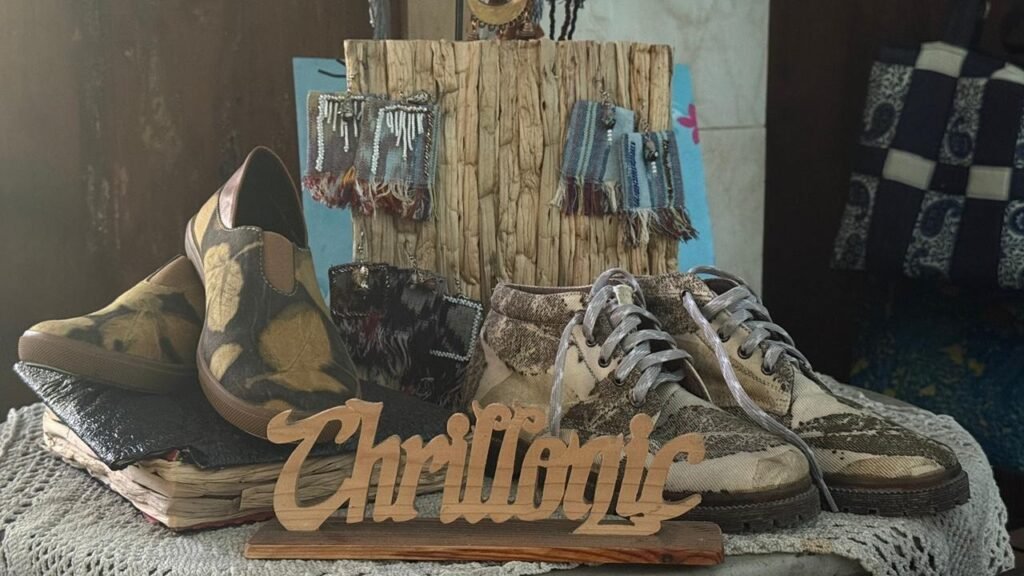 Produk eco print Thrilogic berupa sepatu dan aksesori berbahan motif daun