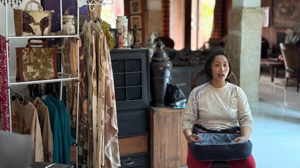 Founder Thrilogic duduk di studio sambil menjelaskan proses eco print