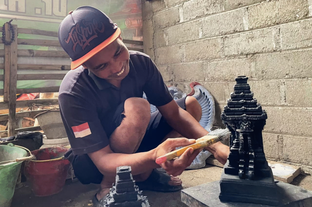 Sunalis mengoles tetes tebu di miniatur candi penatarannya