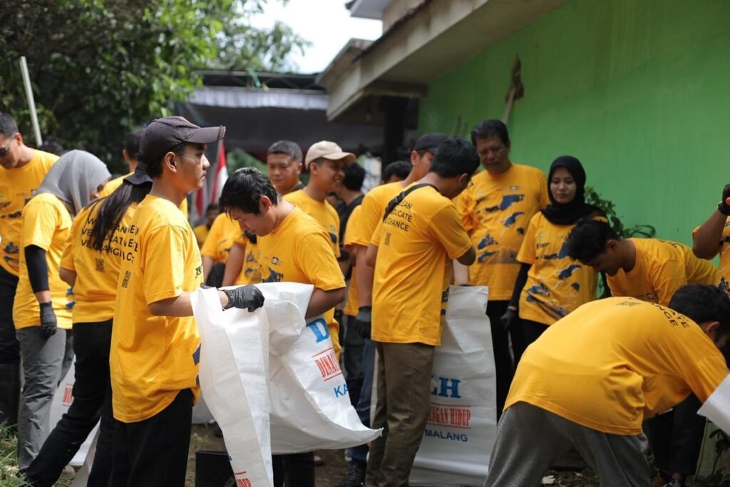 Relawan Trash Hero Tumapel memilah dan mencatat sampah bermerek saat kegiatan brand audit di Malang.