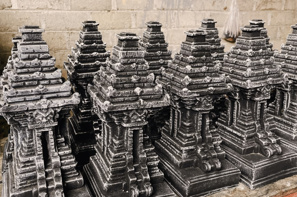 Deretan miniatur candi penataran hadil dari abu residu pembakaran sampah