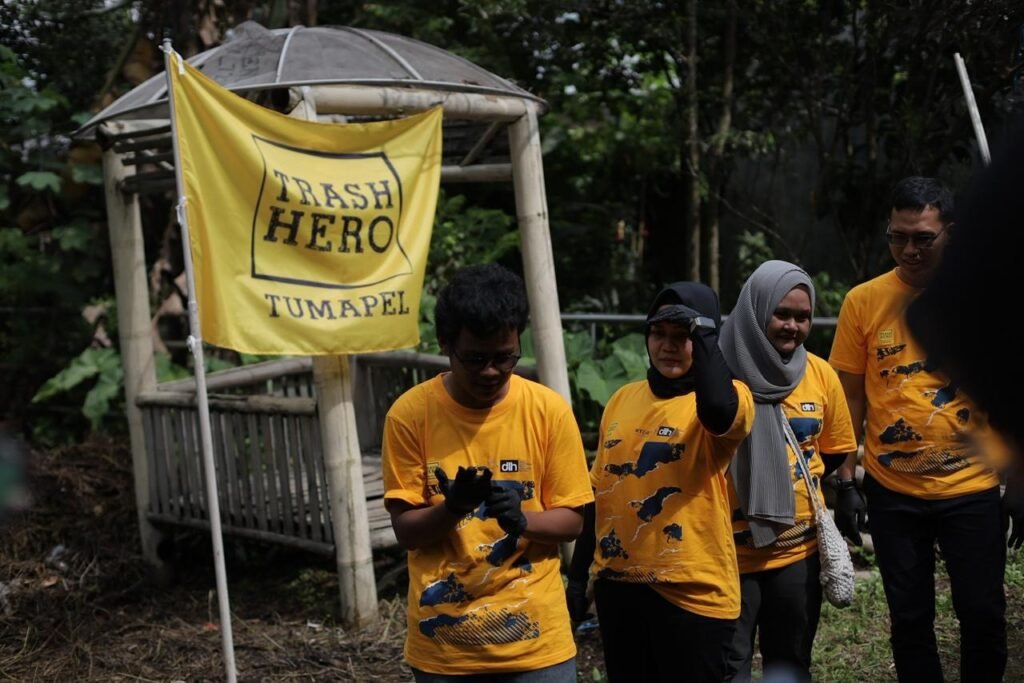 Relawan Trash Hero Tumapel berkumpul sebelum aksi bersih lingkungan dan brand audit sampah di Malang.