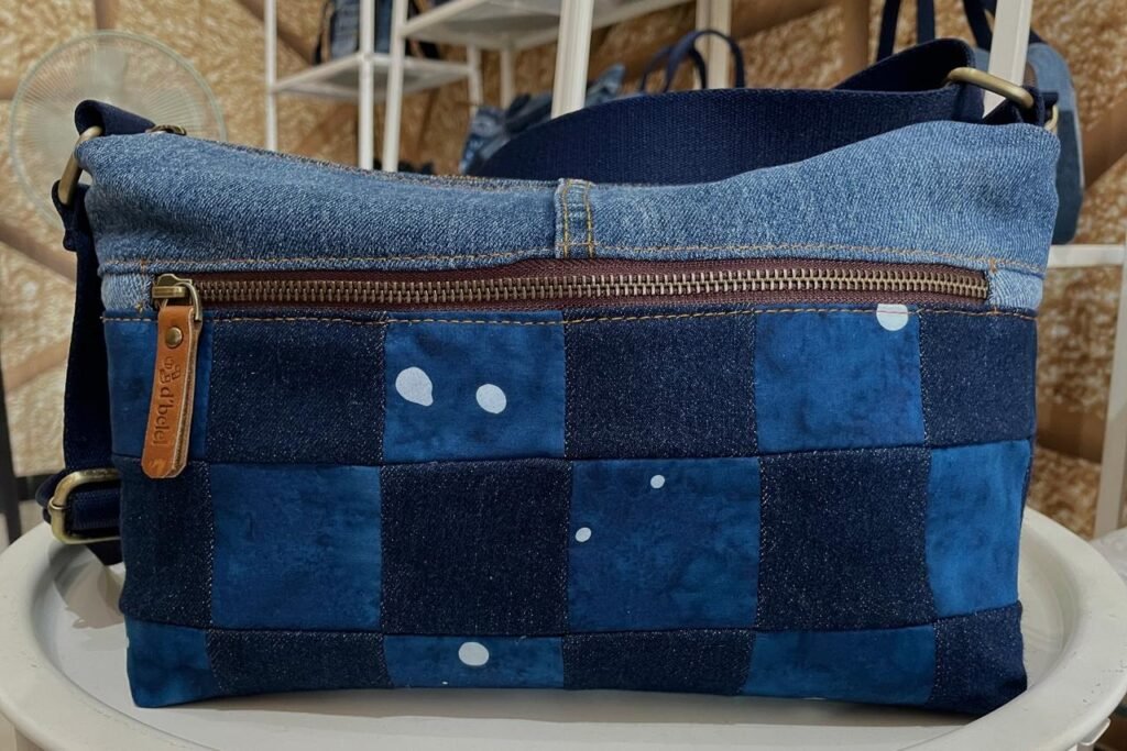 Tas handmade D’belel dari limbah denim bekas, dibuat dengan keterampilan penyandang disabilitas.