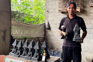 Sunalis menunjukkan miniatur candi penataran buatannya