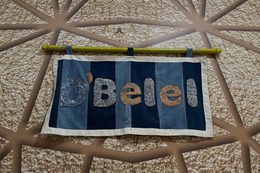 Logo D’belel pada karya tekstil handmade berbahan limbah kain hasil produksi inklusif.