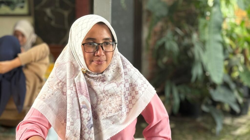 Pengelola Cafe Retrorika saat menjelaskan pengelolaan sampah dapur berbasis kompos.