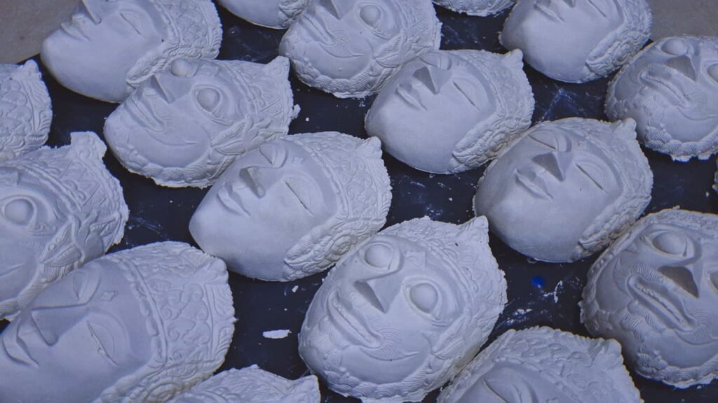 Beberapa topeng bubur kertas yang baru dicetak didiamkan hingga mengeras