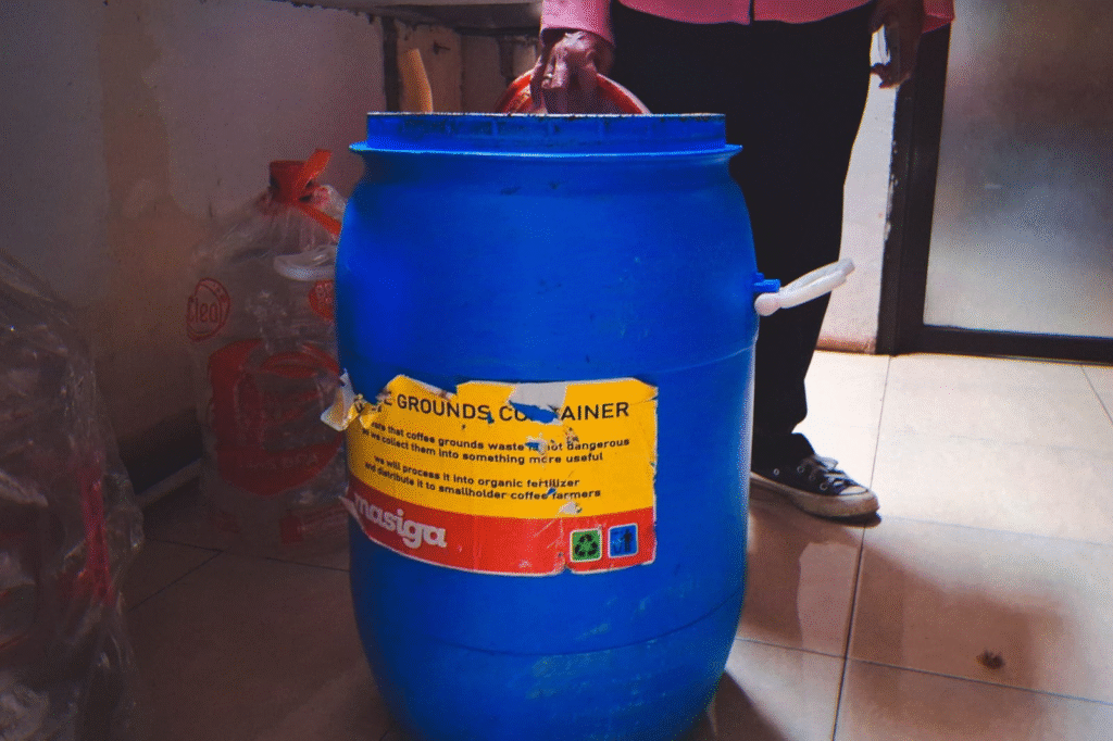 Tong biru yang menyimpan ampas kopi dan teh