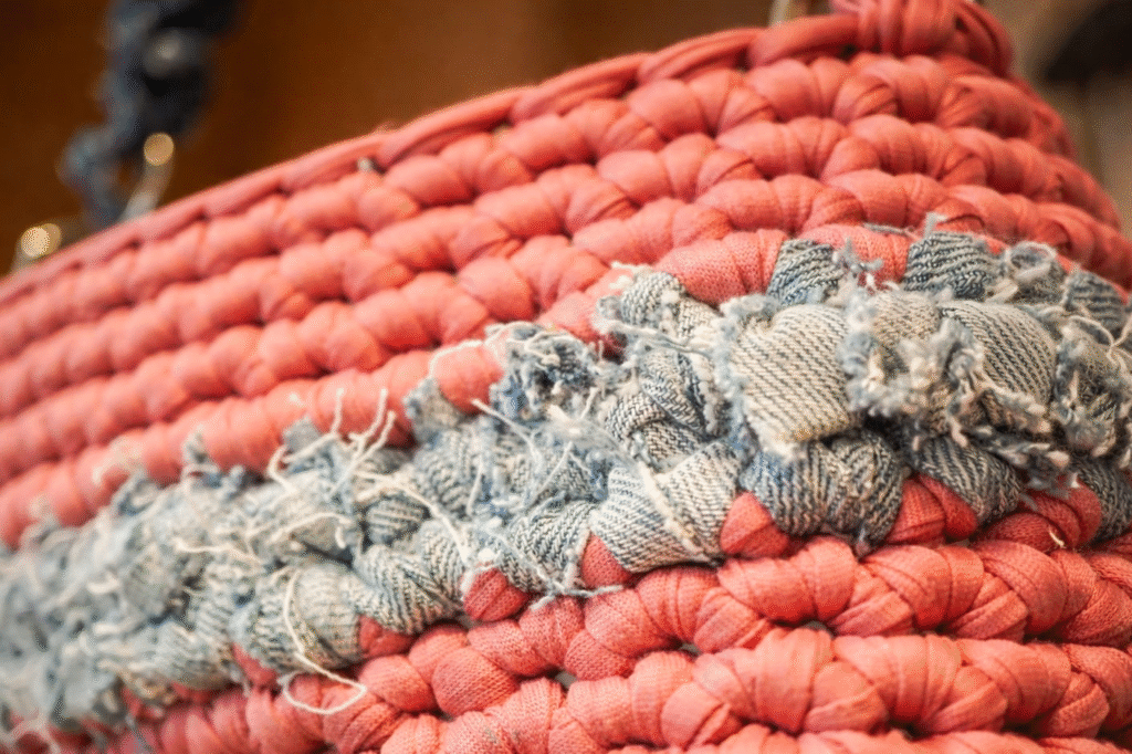 Tekstur tas dari sisa-sisa tekstil buatan Tutri Crafts di Pameran Beatiful Intr(ust)ash di Titik Koma Buring, Kota Malang.