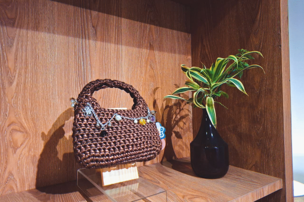 Salah satu karya tas Tutri Crafts di Pameran Beatiful Intr(ust)ash di Titik Koma Buring, Kota Malang.