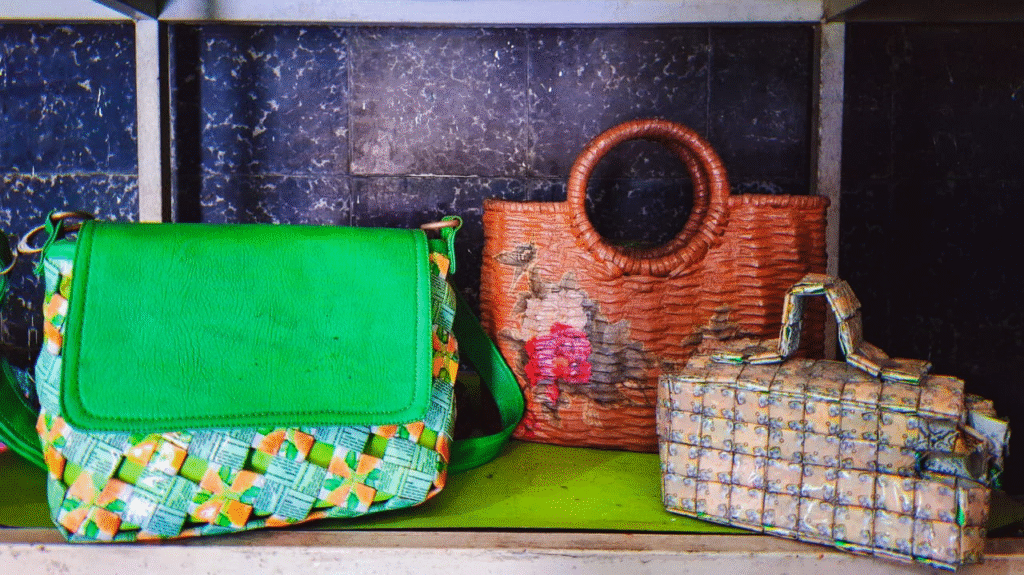 Tas-tas karya warga berjejer di display BSM Sukun