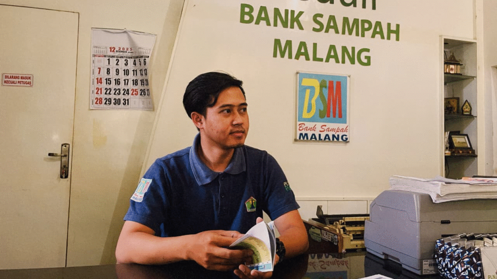 Isa selaku admin dan teller di BSM sewaktu diwawancarai oleh Tim Natera.