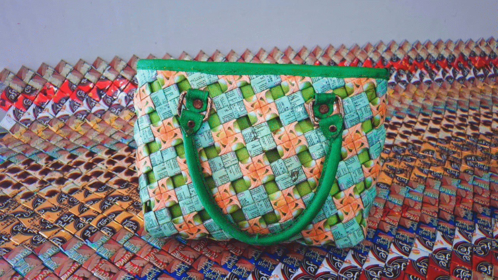 Tas yang terbuat dari kemasan plastik multilayer di BSM Sukun 