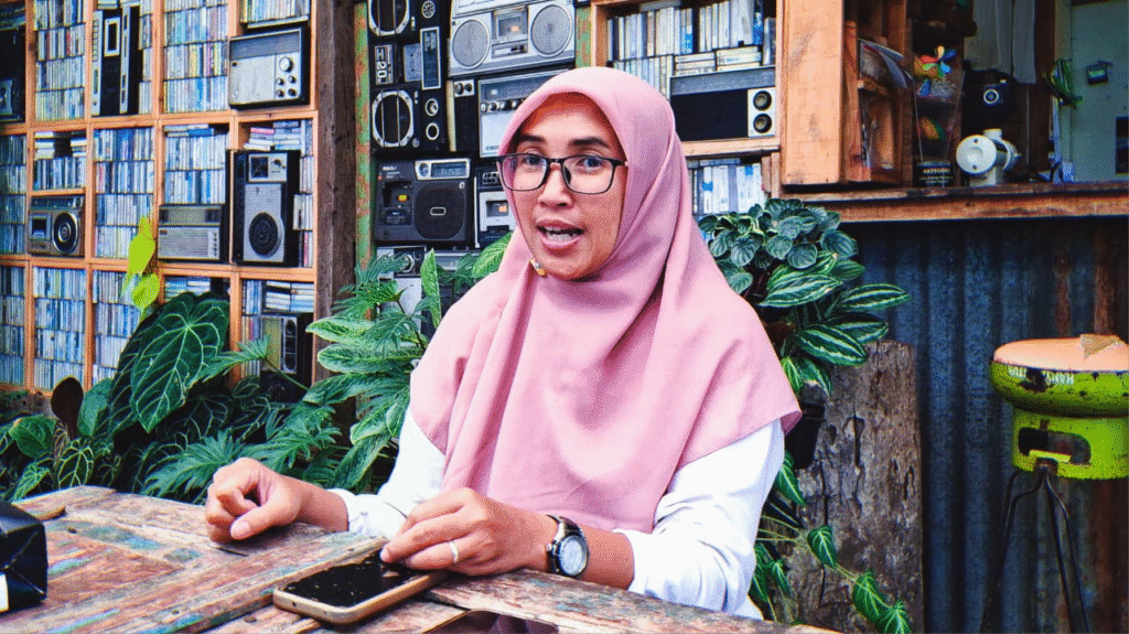 Ismi Wahid selaku CEO Retrorika bercerita soal Retrorika sebagai learning center untuk lingkungan