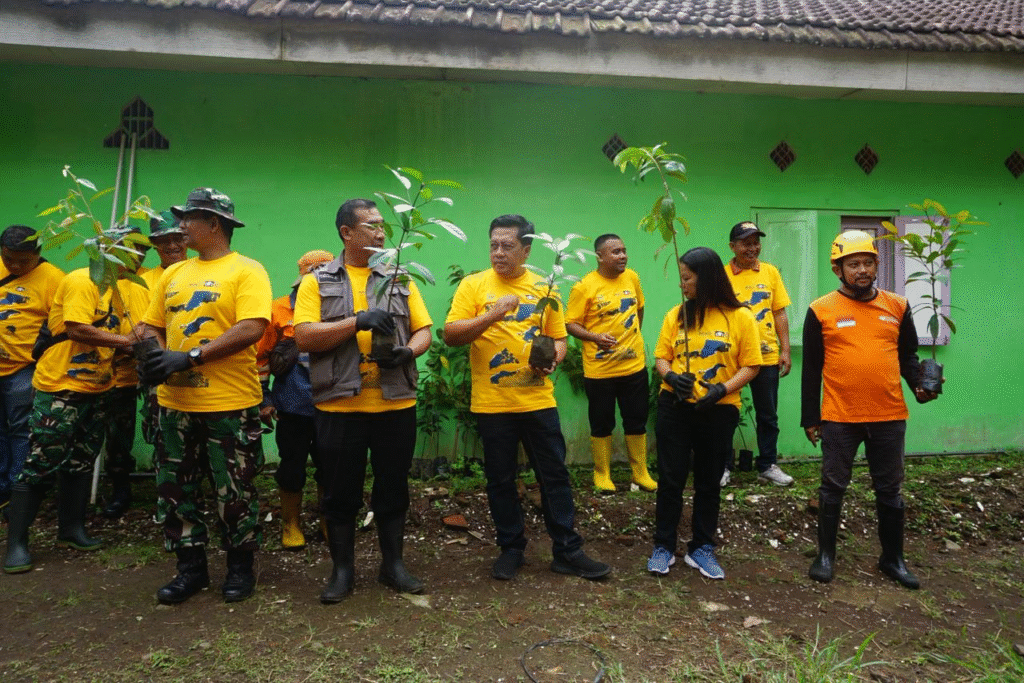 Relawan Trash Hero Tumapel saat kegiatan penanaman dan edukasi kompos rumah tangga di Malang.
