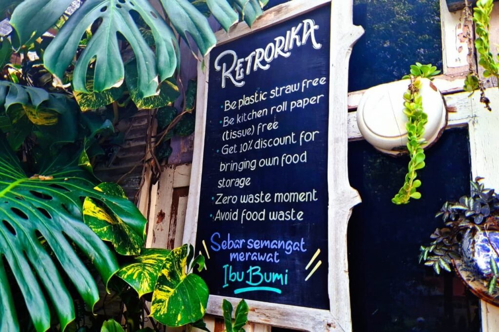 Papan misi Retrorika di pintu masuk