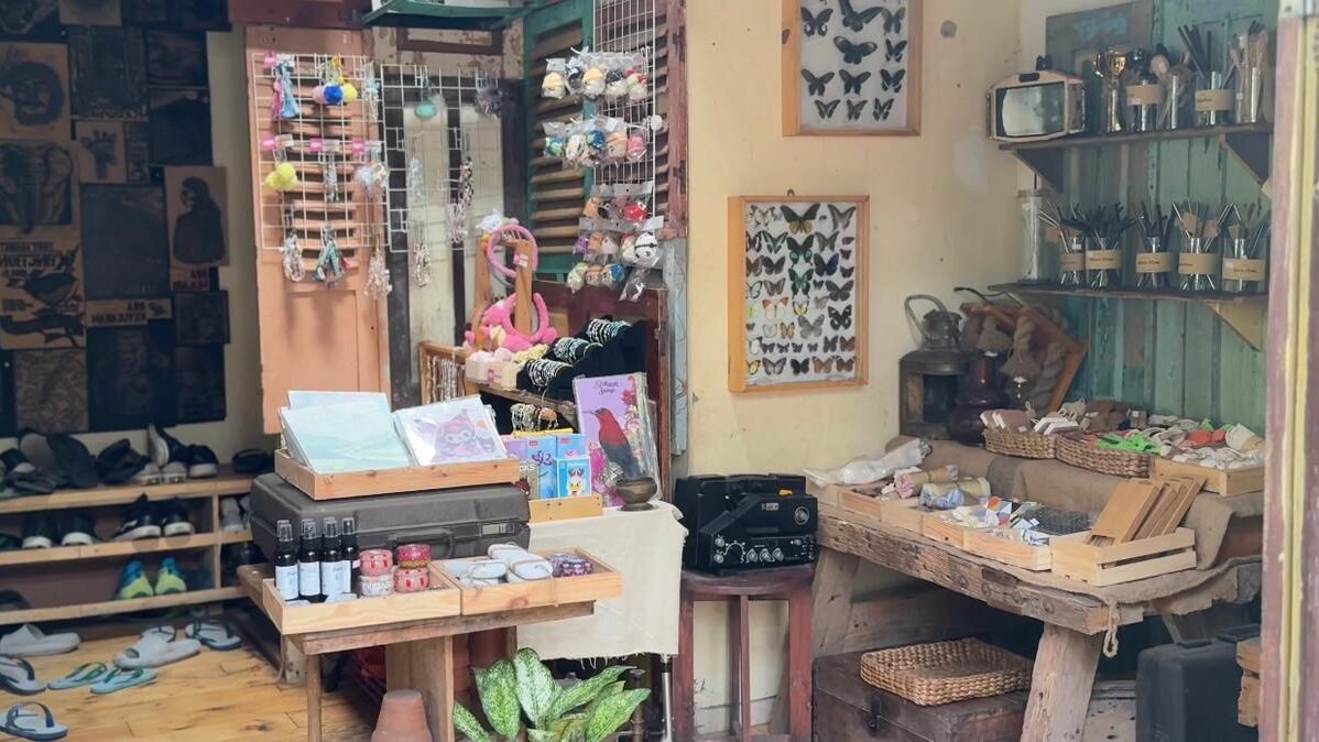 ruang merchandise retrorika kafe