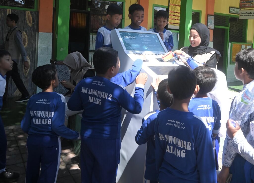 Mesin setor sampah manual di ruang publik