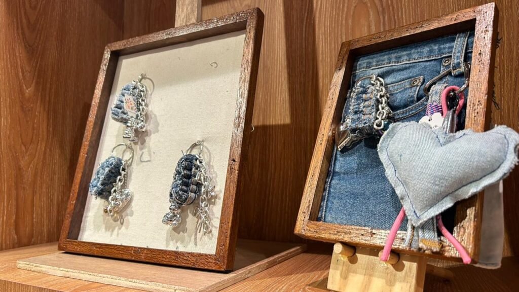 Menampilkan gantungan kunci upcycle sebagai produk ekonomi sirkular