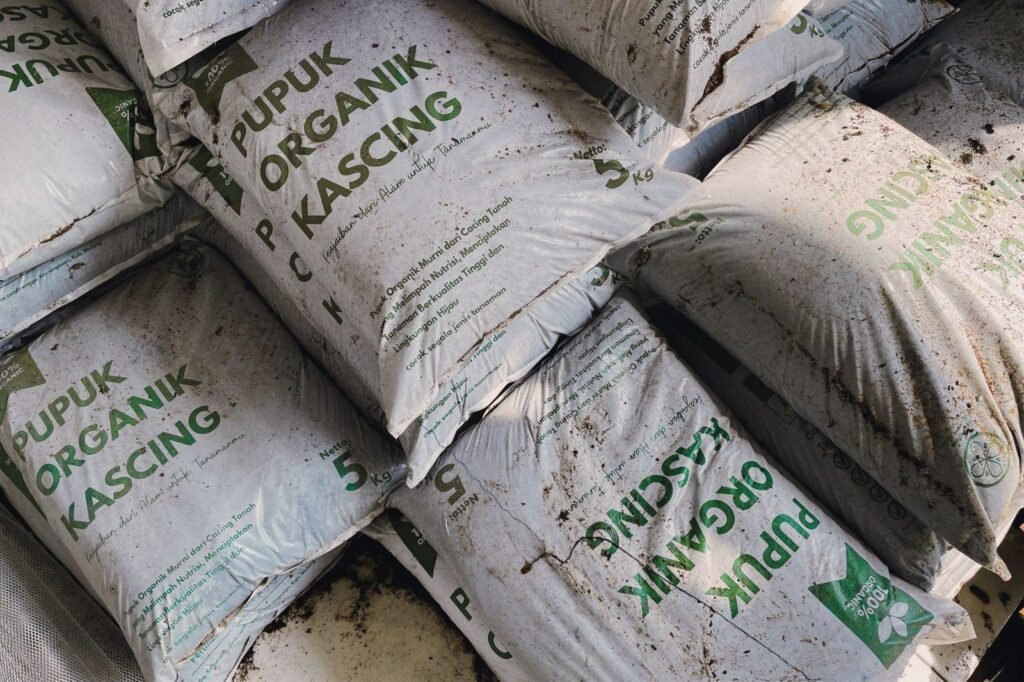 Petani menggunakan pupuk kascing hasil EcoWorm Sumberbrantas