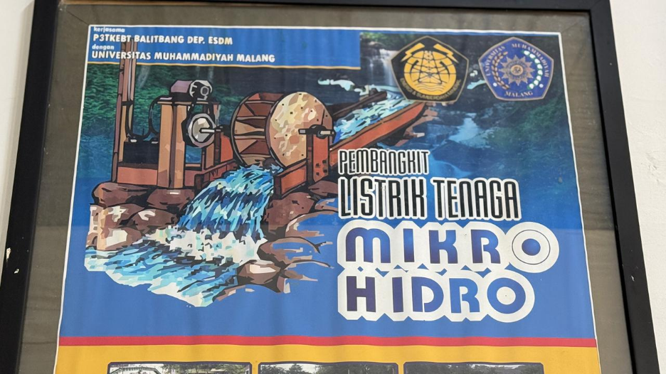 Poster Pembangkit Listrik Tenaga Mikro Hidro (PLTMH) Universitas Muhammadiyah Malang yang menggambarkan pemanfaatan aliran sungai sebagai sumber energi listrik terbarukan.