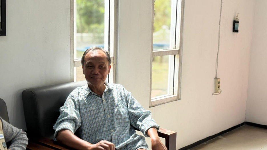 Poster Pembangkit Listrik Tenaga Mikro Hidro (PLTMH) Universitas Muhammadiyah Malang yang menggambarkan pemanfaatan aliran sungai sebagai sumber energi listrik terbarukan.