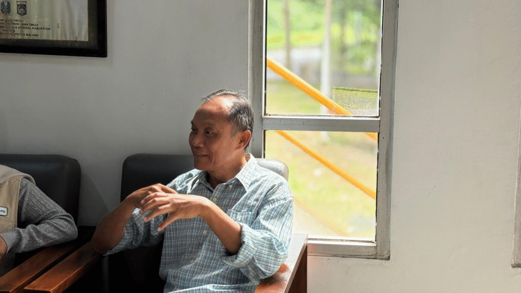 Kepala Pusat Energi Baru UMM, Suwarsono, saat menjelaskan pemanfaatan PLTMH berbasis Sungai Brantas untuk irigasi pertanian.