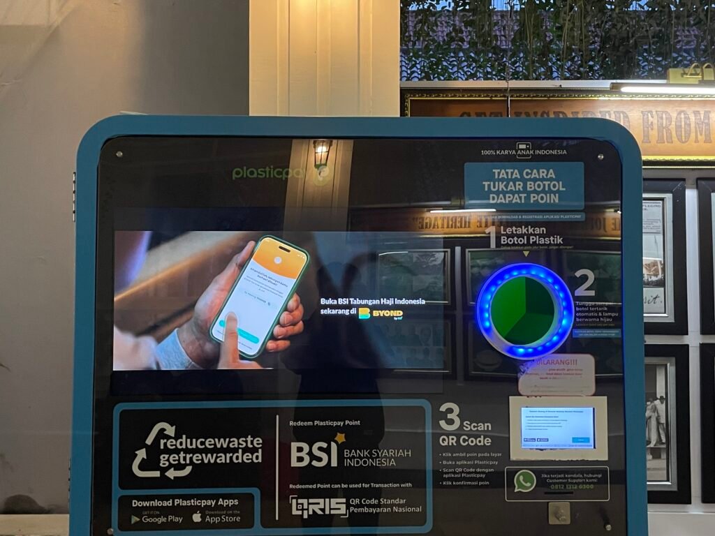 Mesin RVM Plasticpay di area publik untuk menukar botol plastik menjadi poin