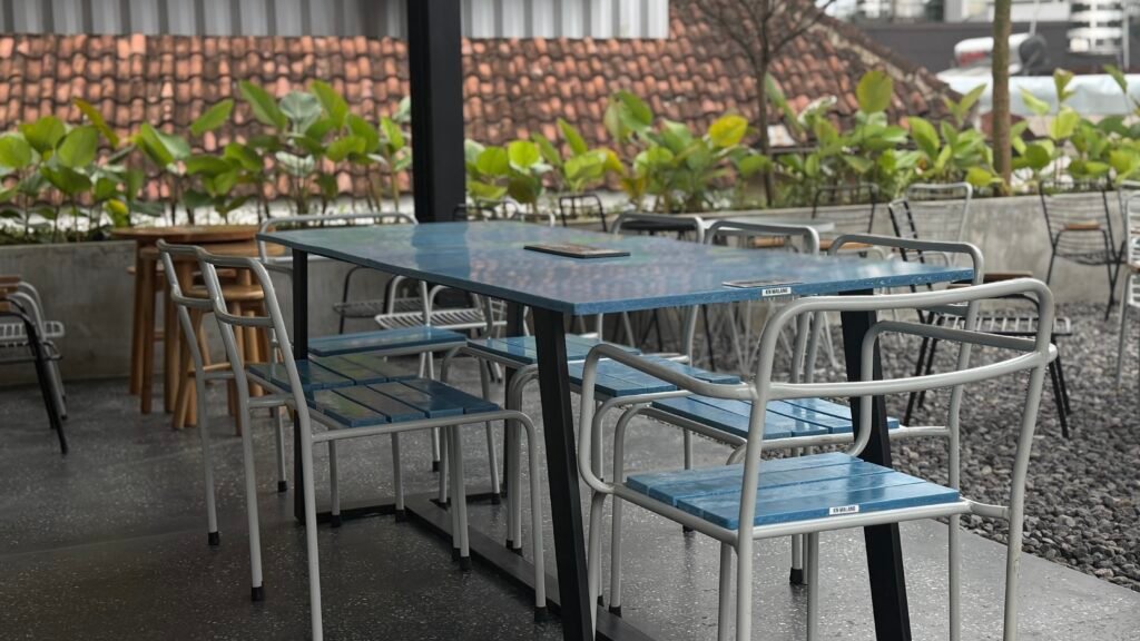 Panel plastik hasil daur ulang sebagai bahan furniture Kopi Nako